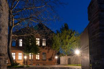 WG Zimmer Bernburg - Zimmer im Alten Pfarrhaus jetzt verfügbar Wohnung mieten 06406 Bernburg Bild mittel