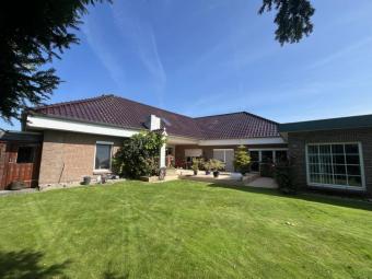 Winkelbungalow mit Schwimmbad, Photovoltaikanlage, EBK und 2 Garagen! Haus kaufen 26524 Hage Bild mittel