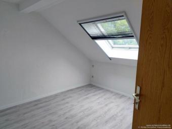 Wohnen im Altbau: Große 3-Zimmer-Wohnung im Dachgeschoss, auf Wunsch mit EBK Wohnung mieten 09599 Freiberg Bild mittel