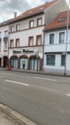 Wohnhaus mit Gewerbeeinheit und 3 Wohnungen - 4 Stellplätze 2 Garagen Haus kaufen 76887 Bad Bergzabern Bild mittel