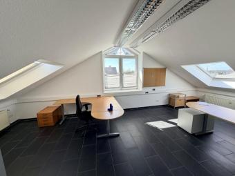zeitlose Dachgeschoß Bürofläche mit Klimaanlage Gewerbe mieten 31535 Neustadt am Rübenberge Bild mittel