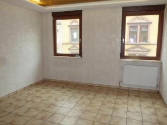 **Zentral gelegene 3 Zi.- Whg in Pf. Nord, Teilsaniert, 2.OG. Zentral-Fußbodenheizung**im 4 FH. Wohnung kaufen 75179 Pforzheim Bild mittel