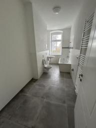 Zweitbezug nach San.! Kompakte 3-Zi mit EBK, Laminat, offener Küche und Wanne Wohnung mieten 09130 Chemnitz Bild mittel